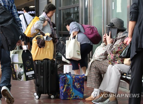 금색 보자기·선물상자·열차표 매진… 풍성한 한가위 모습들