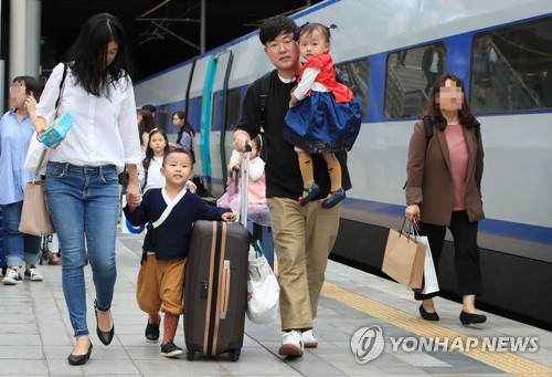 한가위 '민족대이동' 시작… 서울역·고속터미널 귀성객 몰려