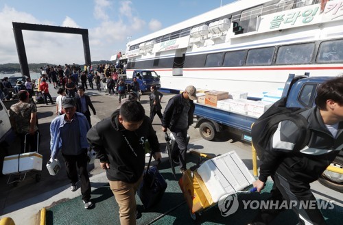 "설레는 고향길" 추석 연휴 첫날 터미널·도로 귀성행렬