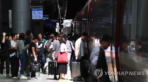 "설레는 고향길" 추석 연휴 첫날 터미널·도로 귀성행렬