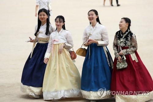 금색 보자기·선물상자·열차표 매진… 풍성한 한가위 모습들