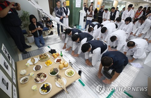 고공에서, 길바닥에서 합동차례… 세월호 유족 5번째 추석나기