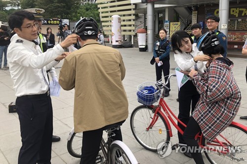 '뒷좌석 안전띠·자전거 헬멧' 시행 첫날… 미착용 운전자 수두룩