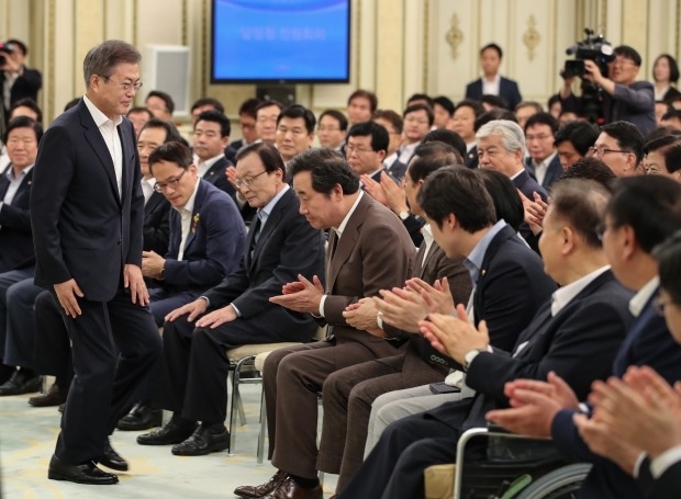 문 대통령 "문재인 정부는 민주당 정부" 당정청 전원회의서 단결 다져