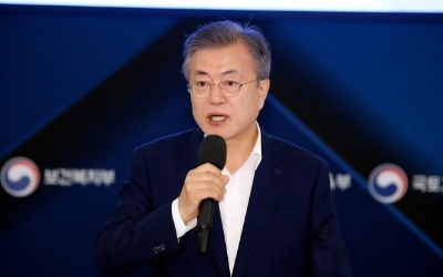 문재인 대통령 '국정수행' 지지율 53.7%…"하락세 마감 소폭 반등"