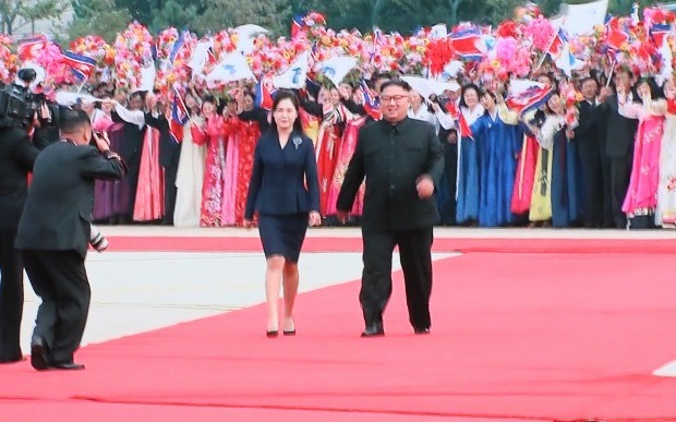  [평양정상회담] 공군 1호기 향하는 김정은 (사진=연합뉴스)