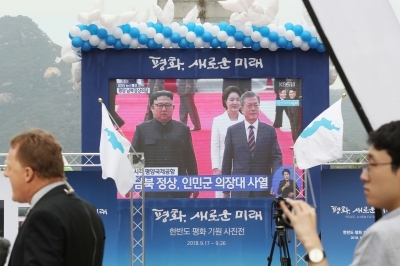 문재인 대통령 평양 순안공항 도착…김정은·리설주 직접 영접에 日 '깜짝'