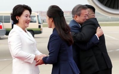 [평양정상회담] 평양공항 마중나온 김정은, 문 대통령 영접