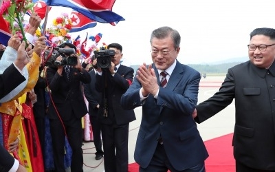 김정은, 평양 순안공항 도착한 문재인 대통령 영접…역대 대통령으로 세 번째 방북 의미는?