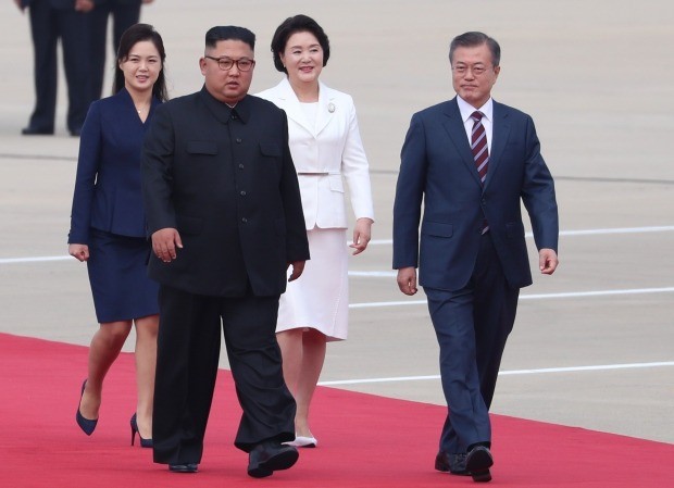 [평양정상회담] 공식환영식장 향하는 남북정상 내외 (사진=연합뉴스)