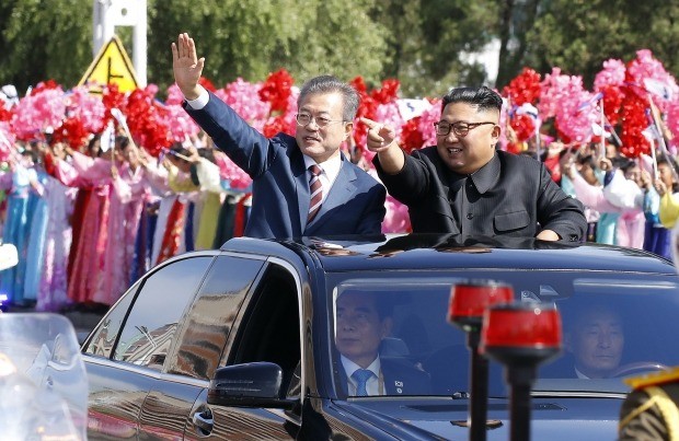 남북 정상, 무개차 차고 평양 시내 카퍼레이드(사진=연합뉴스)