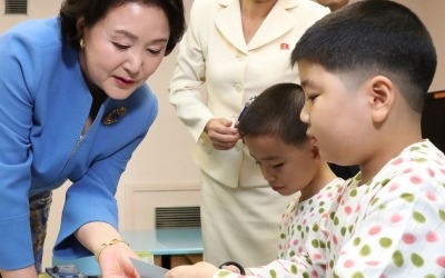 남북정상회담 김정숙·리설주 '내조 외교' 활발 … "지코 가장 핫해" 이례적 소개