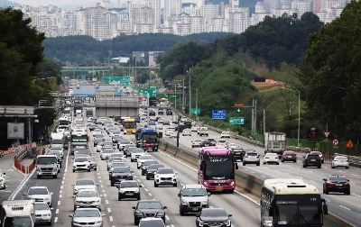 추석연휴 첫날 본격 귀성길…전국 고속道 '곳곳 정체'