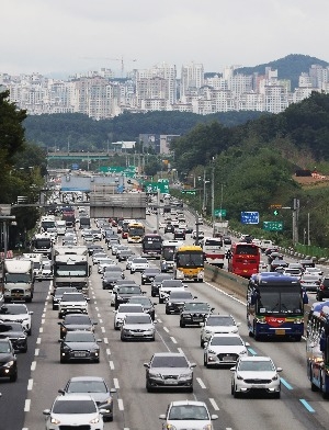 추석연휴 첫날 귀성차량 '서울→부산 5시간20분'