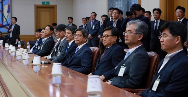한국당 의원들과 면담하는 법원 수뇌부 (사진=연합뉴스)