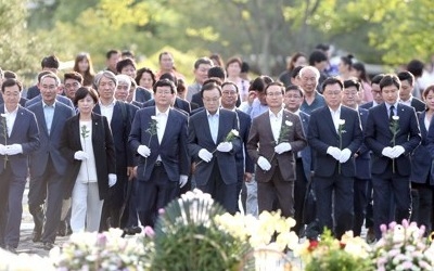 "노 전 대통령 철학 확산 노력"… 봉하 찾은 이해찬 '취임 신고'