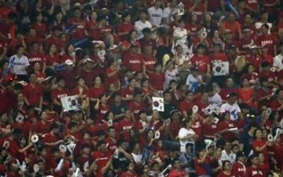 [아시안게임] 남자축구 첫 '결승 한일전'… 응원은 붉은 물결이 압도