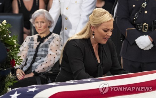 美 보수의 큰 별 '매케인' 장례식…초대받지 못한 '트럼프'