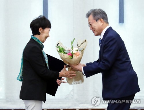 문대통령 "정부에 쓴소리 되더라도 할 말 하는 인권위 돼야"