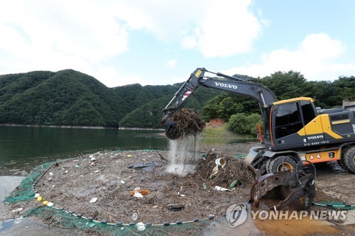 소양호에 거대한 '쓰레기 섬'… 폭우로 2천여t 모여 '골치'