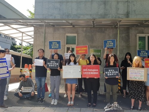 '난민지위 인정' 단식농성 이집트인 2명 병원 이송