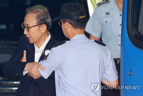 이명박 전 대통령 징역 20년·벌금 150억원 구형… 10월5일 선고