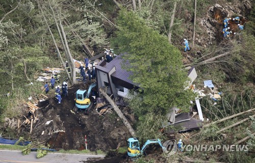 "놀라 나와보니 옆집이 사라졌다"… 日, 심야 강진에 혼비백산