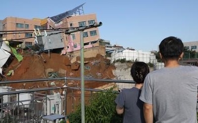 유치원 학부모들 "붕괴 전부터 균열 조짐… 예견된 인재"