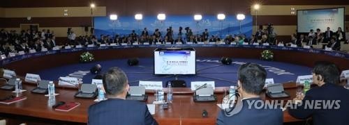이총리, 러 '동방경제포럼' 참석차 출국… 푸틴·아베와 면담