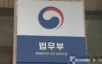 영주자격 갖춘 외국인에 영주증 발급… 10년마다 갱신 의무