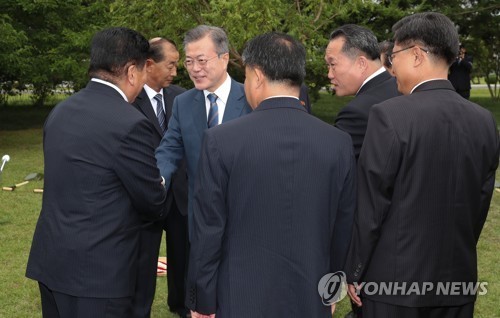 [평양정상회담] 문 대통령, 백화원에 모감주나무 심어…"나무 말은 번영"