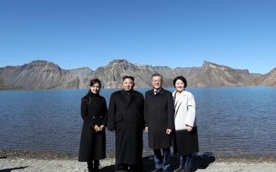 北, 남북정상 백두산행 보도… "민족사에 특기할 역사적 사변"