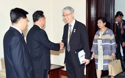 "리룡남, 현정은과 많이 대화… 경제 어렵다는 말도 거침없이 해"