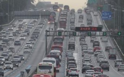 귀성길 고속도로 정체 여전… 저녁 지나야 풀릴 듯