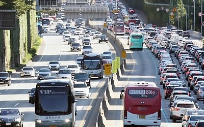 부산→서울 8시간 정체 계속… "25일 오전 3∼4시 해소"