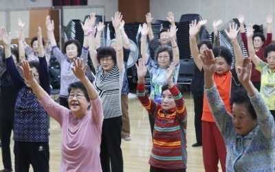 '고령사회' 진입… 65세이상 62%는 생활비 '직접 마련'