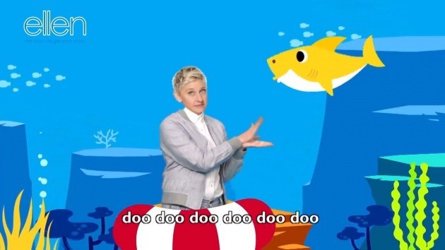 미국 인기 토크쇼 '엘렌 디제너러스쇼'의 진행자 엘렌 리치몬드가 핑크퐁 상어가족에 맞춰 춤을 추고 있다. 스마트스터디 제공