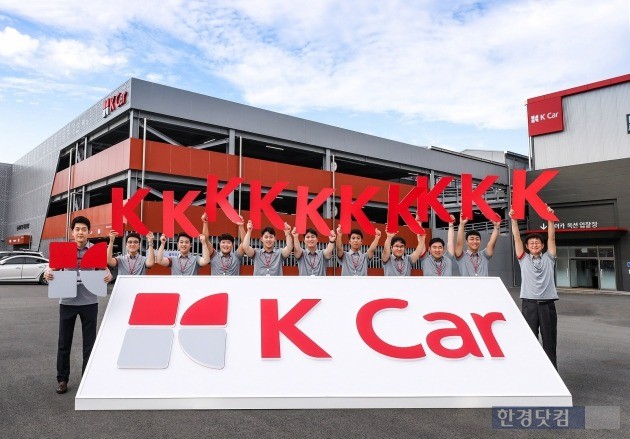 임직원들이 오산동탄 직영점에서 새 브랜드 '케이카(K Car)'로 간판이 교체된 케이카 옥션(직영차 경매장)을 배경으로 기념촬영을 가진 모습. (사진=케이카)

