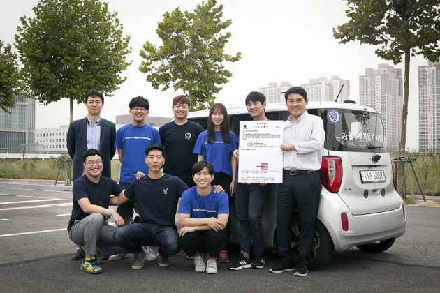 SK텔레콤과 김시호 연세대 교수 연구팀이 경차로 자율주행차 임시운행 허가를 취득한 이후 기념촬영을 하고 있다./사진=SKT