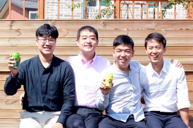 KAIST MBA 동문인 김형진(왼쪽부터) 부루구루 이사, 박상재 대표, 박훈 CTO, 추현진 이사가 콤부차 음료를 들고 웃음짓고 있다. /KAIST 제공. 
