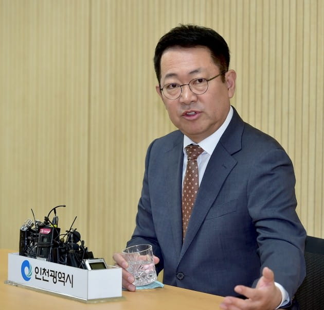 박남춘 인천시장이 8일 인천시청에서 기자회견을 갖고 있다. 인천시 제공
