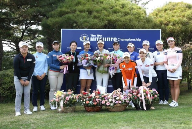 [포토] 은퇴식에서 후배들과 기념촬영하는 강수연