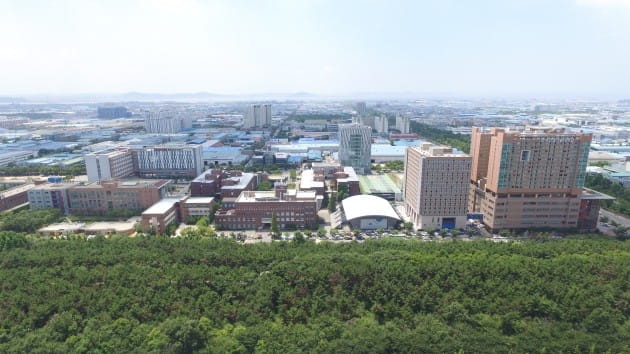한국산업기술대학의 (사진 오른쪽부터) 제1, 2 기숙사. 산기대 제공