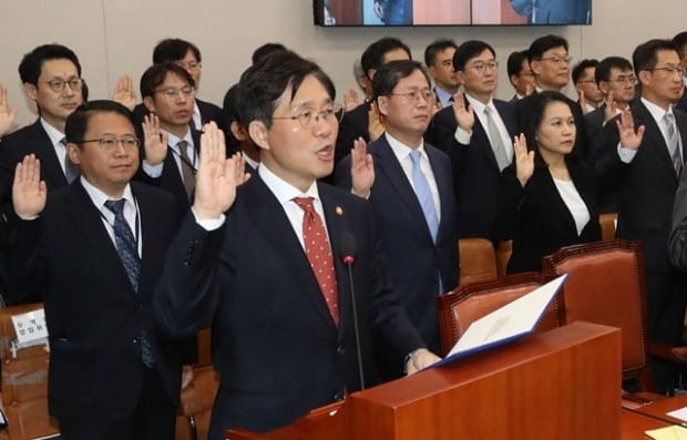 산업부, 탈원전 정책 지속…성윤모 장관 "미래 에너지로 전환 추진"