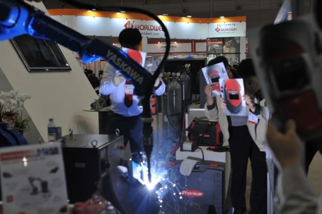 지난 2016년 창원 국제 용접 및 절단기술전에서 소개된 자동 용접 로봇 시연 모습. / 코엑스 창원사업단 제공.