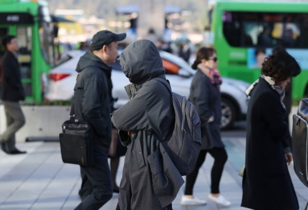 쌀쌀해진 날씨, 움츠러든 출근길 [사진=연합뉴스]