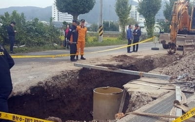 의령 상수도관 터파기 공사 중 흙더미 '와르르'…1명 숨져