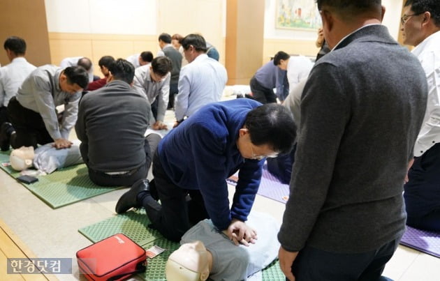 하석주 롯데건설 대표(사진 중앙)를 비롯한 임직원들이 심폐소생술 실습 중이다. (자료 롯데건설)