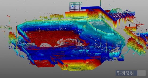 3D스캐너를 이용해 청량리4구역 현장의 토공량 확인하는 영상 (자료 롯데건설)