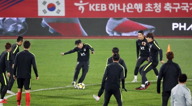 한국 축구대표팀 손흥민이 파나마와의 평가전을 하루 앞둔 15일 오후 충남 천안종합운동장에서 훈련하고 있다. [사진=연합뉴스]